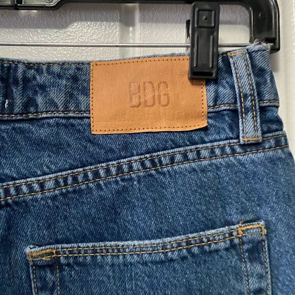 NWT BDG Mom High Waisted Tapered Leg Jeans Medium Wash Distressed Size 27 - Picture 4 of 8